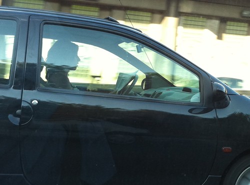 Femme au volant avec journal (1)